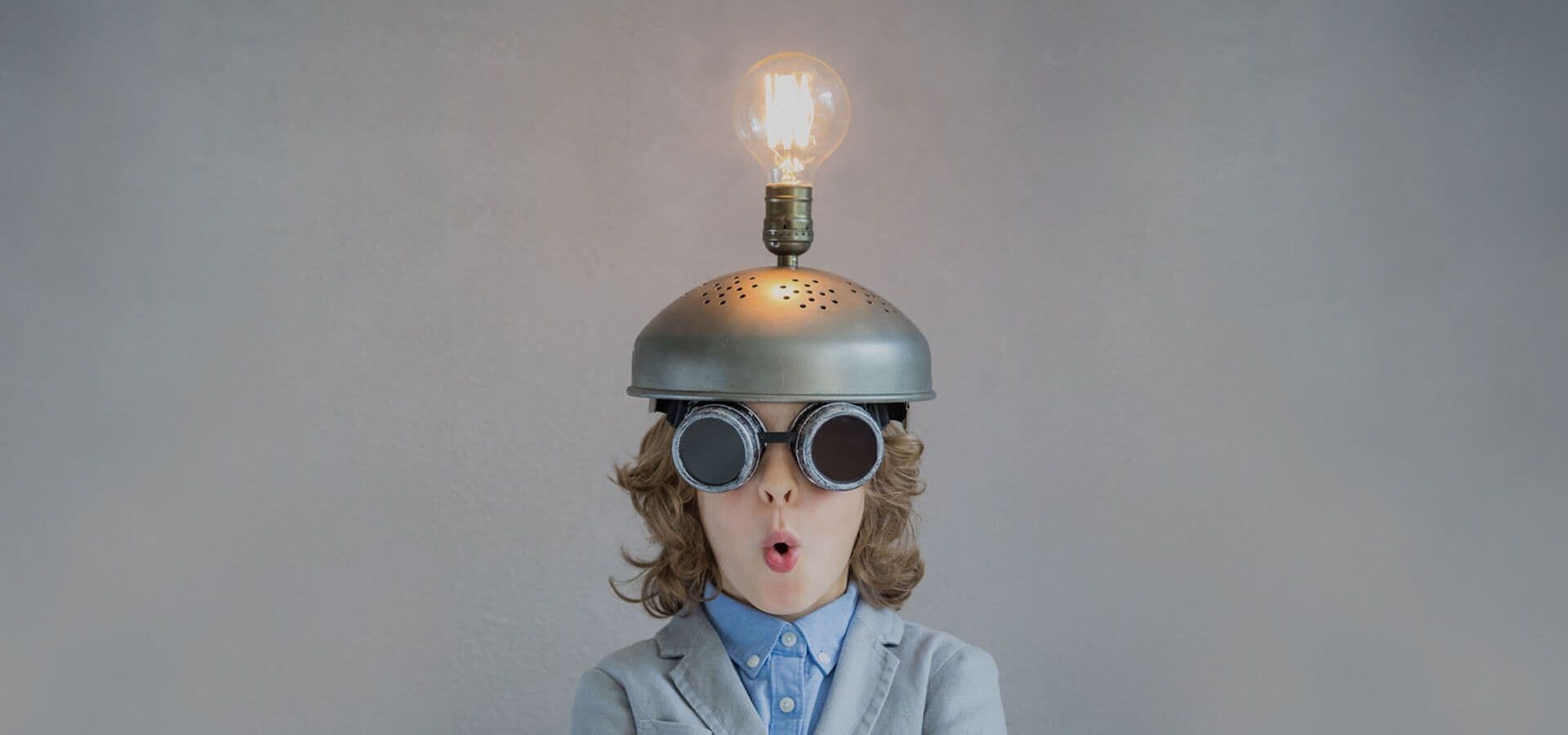 Niño con un casco con bombilla