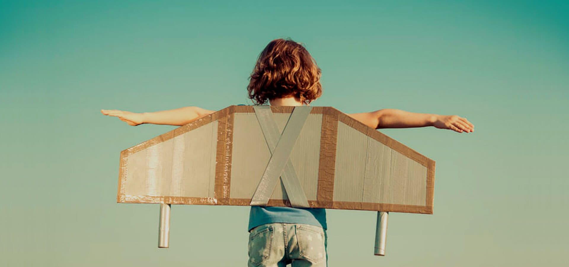 Niño con unas alas de volar
