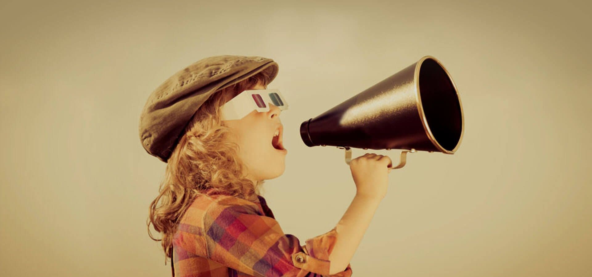 Niño con un megáfono